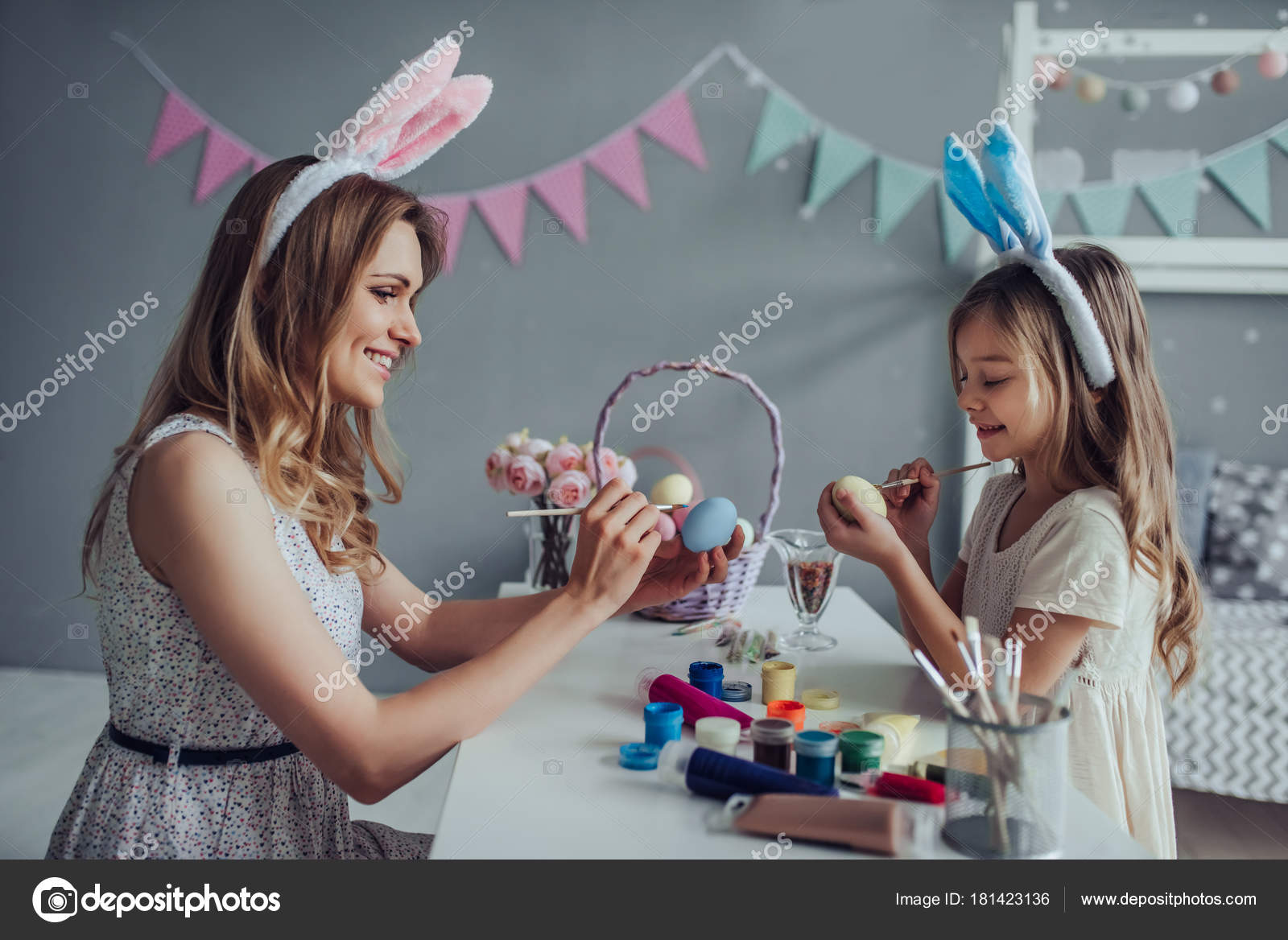 Foto Feliz Dia das Bruxas! Jovem atraente com sua pequena filha