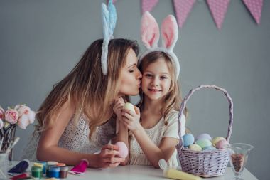 Anne ve kızı Paskalya kutlamaları için hazırlanıyor