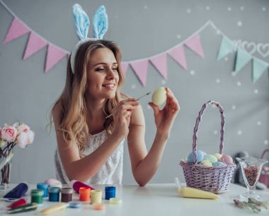 Genç kadın Paskalya kutluyor