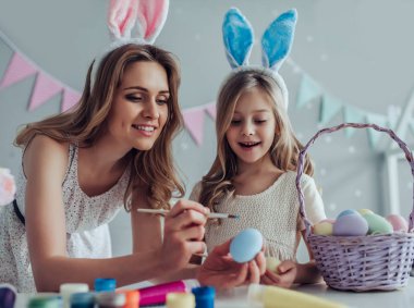 Anne ve kızı Paskalya kutlamaları için hazırlanıyor