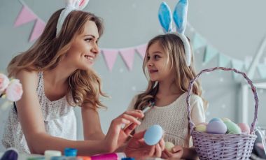 Anne ve kızı Paskalya kutlamaları için hazırlanıyor