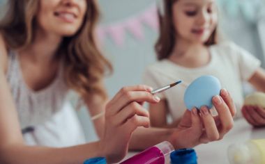 Anne ve kızı Paskalya kutlamaları için hazırlanıyor