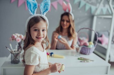 Anne ve kızı Paskalya kutlamaları için hazırlanıyor