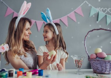 Anne ve kızı Paskalya kutlamaları için hazırlanıyor