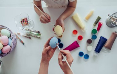 Anne ve kızı Paskalya kutlamaları için hazırlanıyor