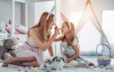 Anne ve kızı Paskalya kutlamaları için hazırlanıyor