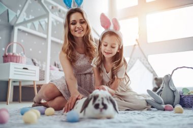 Anne ve kızı Paskalya kutlamaları için hazırlanıyor