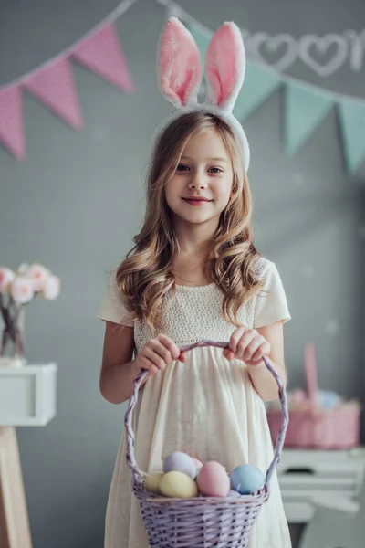 Ładna dziewczynka świętuje Wielkanoc — Zdjęcie stockowe