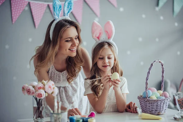 Mamá e hija preparándose para la celebración de Pascua — Foto de Stock