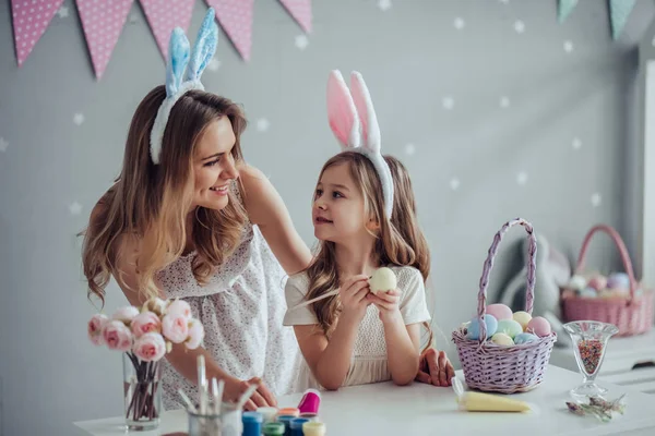 Mãe e filha se preparando para a celebração da Páscoa — Fotografia de Stock