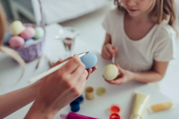 Mutter und Tochter bereiten sich auf Osterfest vor — Stockfoto