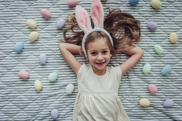 Süßes kleines Mädchen feiert Ostern — Stockfoto