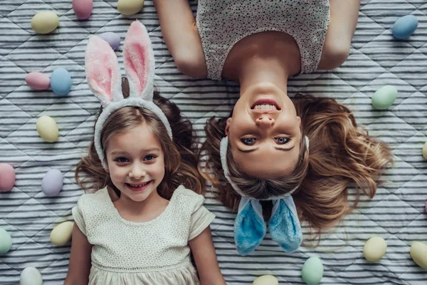 Mutter und Tochter bereiten sich auf Osterfest vor — Stockfoto