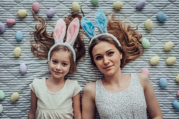 Mutter und Tochter bereiten sich auf Osterfest vor — Stockfoto