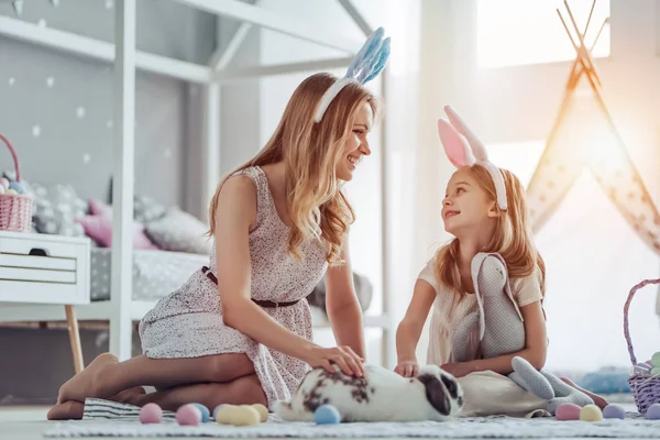 Mom and daughter preparing for Easter celebration — Stock Photo, Image