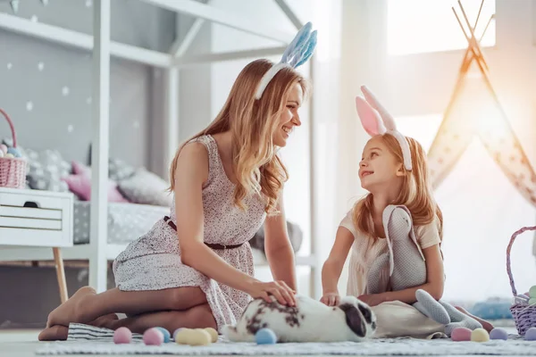 Mamá e hija preparándose para la celebración de Pascua — Foto de Stock