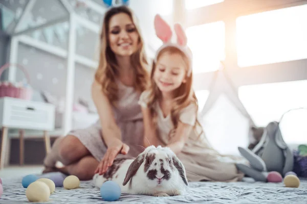 Mom and daughter preparing for Easter celebration — Stock Photo, Image