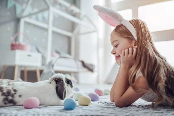 Linda niña celebrando la Pascua —  Fotos de Stock