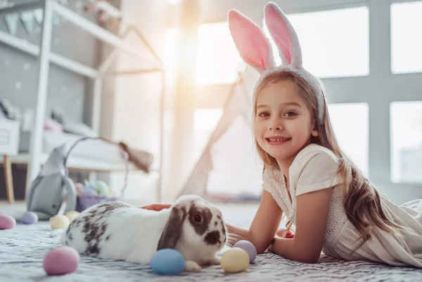 Cute little girl celebrating Easter — Stock Photo, Image