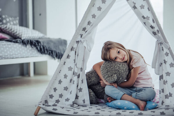 Милая маленькая девочка дома