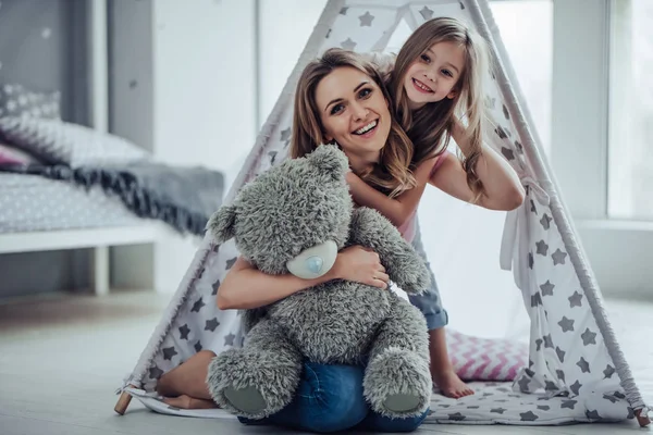 Mutter mit Tochter zu Hause — Stockfoto