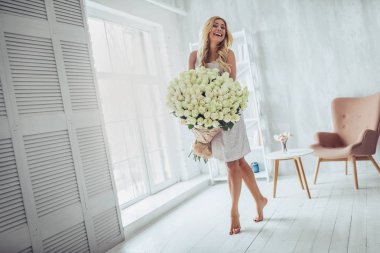 çekici genç bir kadın evde