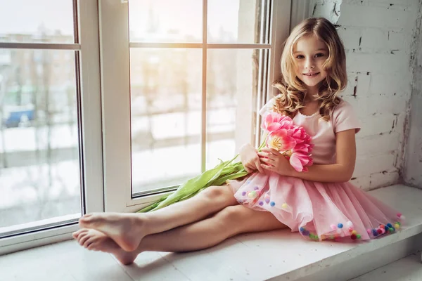 Petite fille mignonne à la maison — Photo