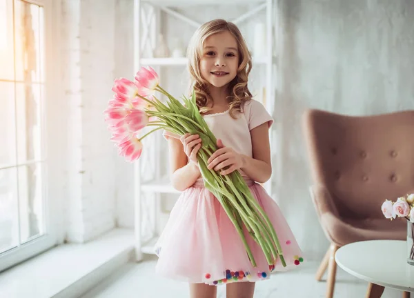 Petite fille mignonne à la maison — Photo