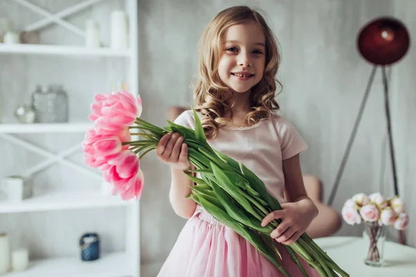 Petite fille mignonne à la maison — Photo