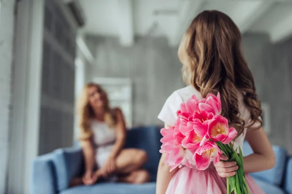 Mãe e filha em casa — Fotografia de Stock