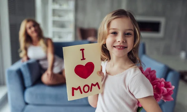 Mamá y su hija en casa — Foto de Stock