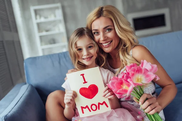 Mamá y su hija en casa — Foto de Stock