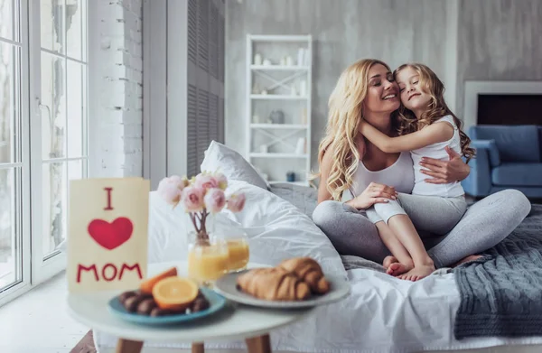Mom and daughter at home — Stock Photo, Image