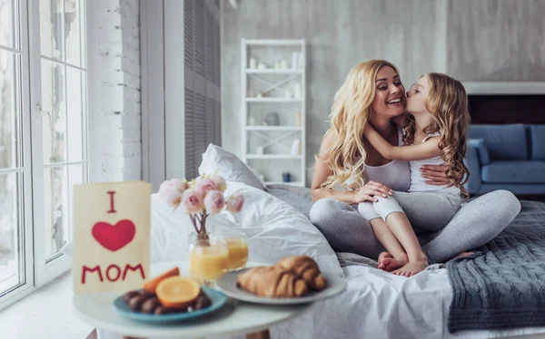 Mamá y su hija en casa — Foto de Stock