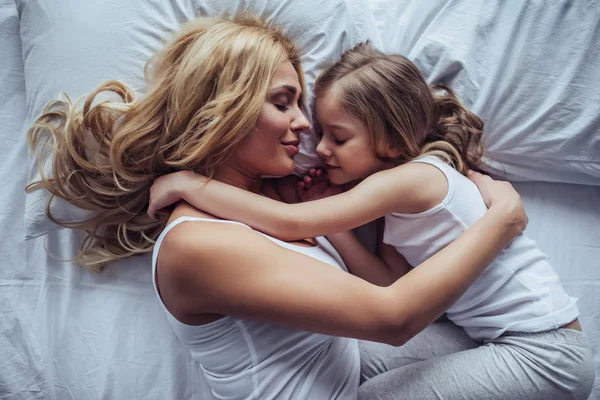 Mutter und Tochter zu Hause — Stockfoto