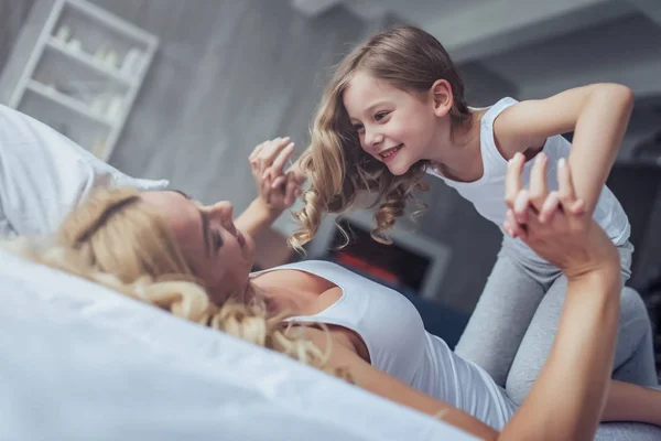 Mãe e filha em casa — Fotografia de Stock