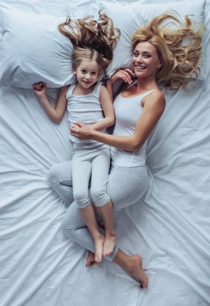 Moeder en dochter thuis — Stockfoto