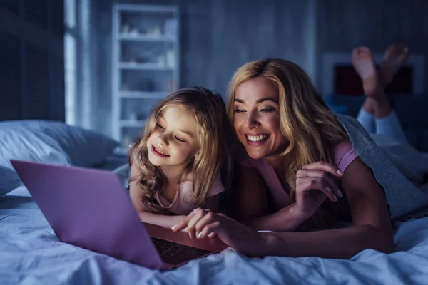 Mãe e filha em casa — Fotografia de Stock