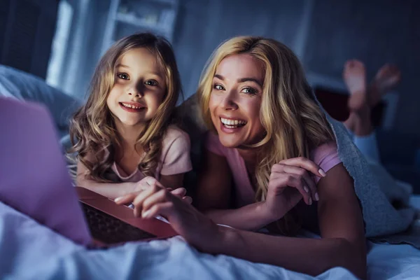 Mamá y su hija en casa — Foto de Stock