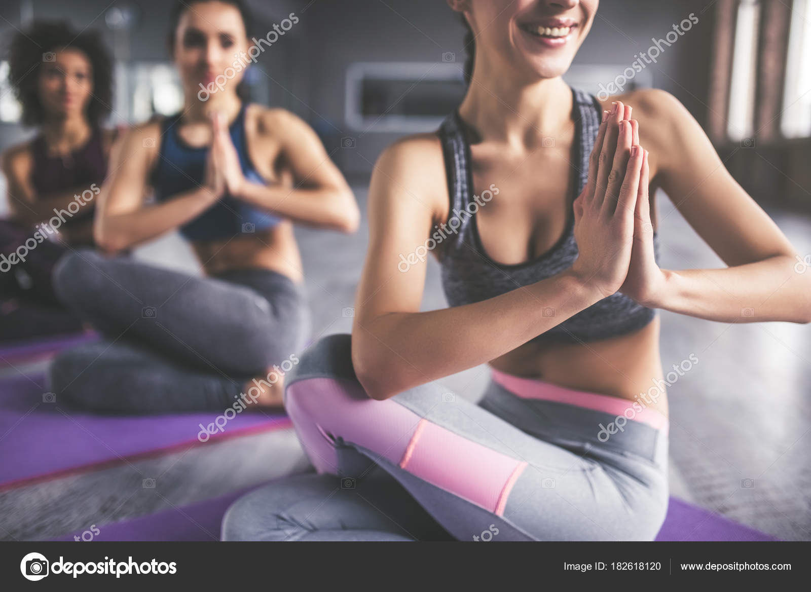 ヨガ写真素材 ロイヤリティフリーヨガ画像 Depositphotos ヨガ写真素材 ロイヤリティフリーヨガ画像 Depositphotos