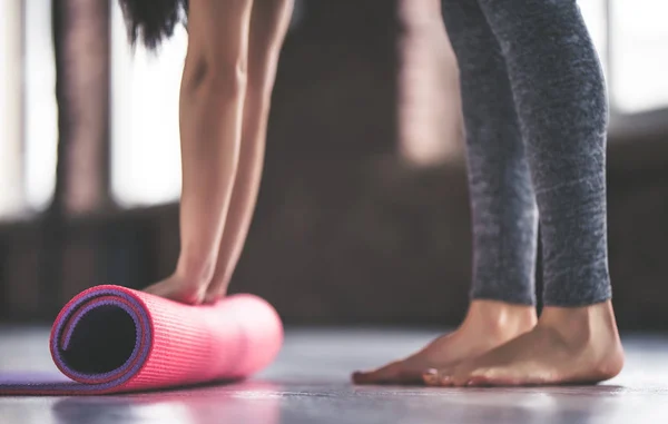 Sport girl doing yoga — Stock Photo, Image