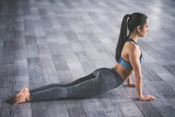 Sport fille faire du yoga — Photo