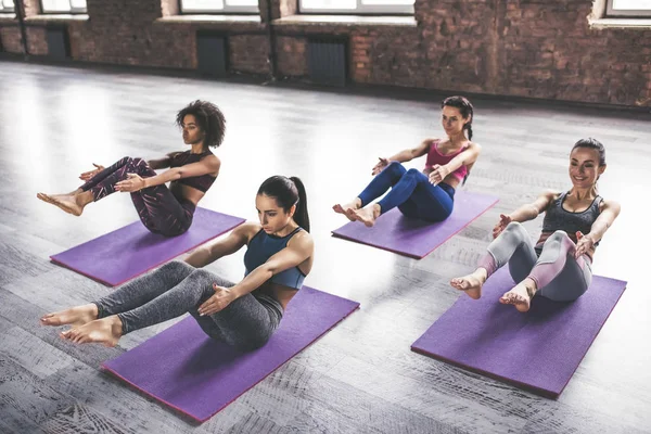 Grup yoga eğitimi — Stok fotoğraf