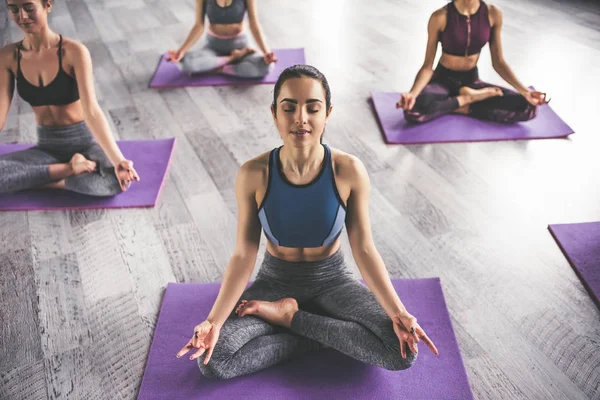 Yoga gruppträning — Stockfoto