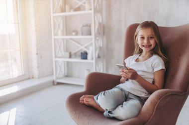 Evdeki küçük kız.