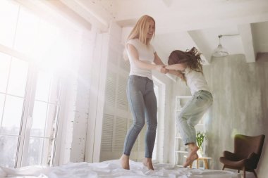 Anne ve kızı evde eğleniyor.