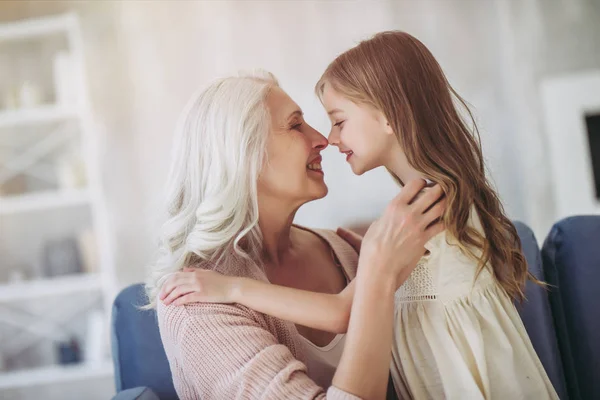 Niña con la abuela — Foto de Stock