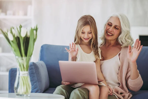 Niña con la abuela — Foto de Stock