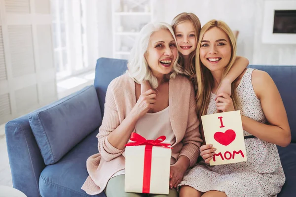 Tochter, Mutter und Großmutter zu Hause — Stockfoto