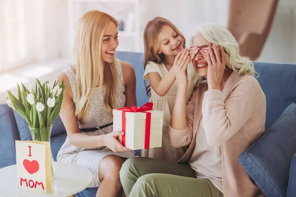 Hija, madre y abuela en casa — Foto de Stock